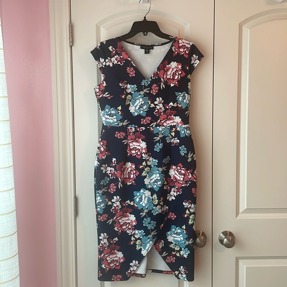 Dresses & Skirts - Simply Styled by Sears Floral Dress Size Small